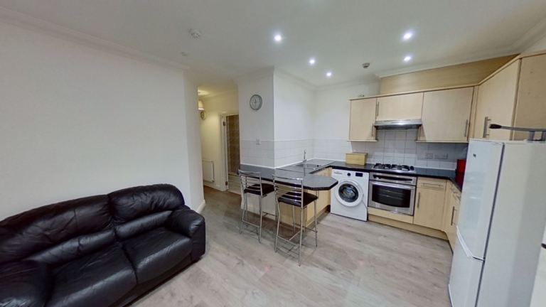  - Broadway, Treforest, Pontypridd – B100