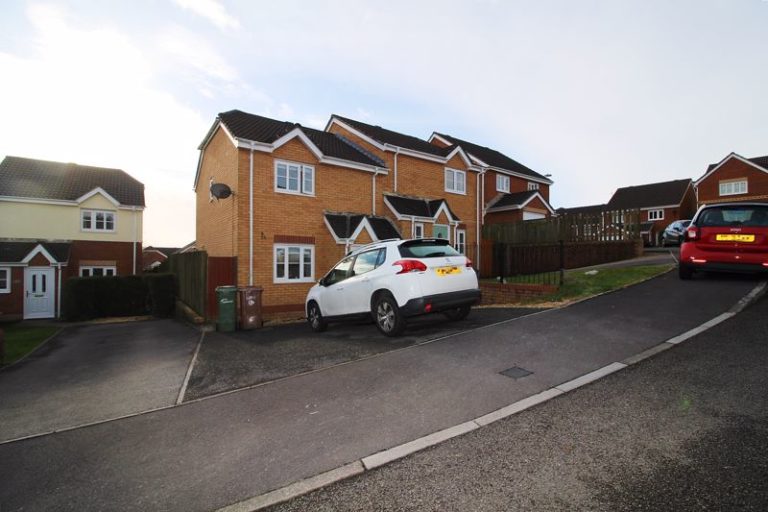 For Sale - Cae Melyn, Hengoed, CF82 7RT