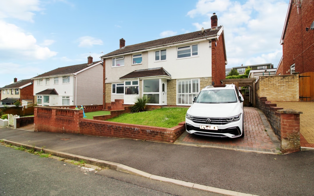 Lan Close, Graigwen, Pontypridd, CF37 2HB