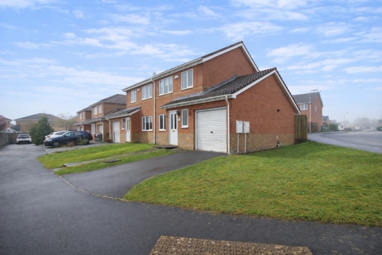 Hunters Avenue, Llanharan, Pontyclun, CF72 9UY